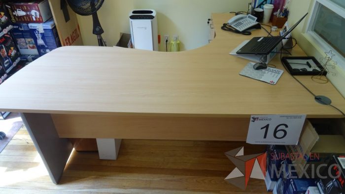 Lote 016 - Escritorio en forma de L con archivero de tres cajones