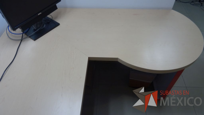 Lote 005 - Muebles empotrados, Escritorio y credenza - Imagen 4