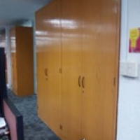 Lote 039 - Mueble de madera tipo archivero de 2 módulos con puertas empotrado a pared