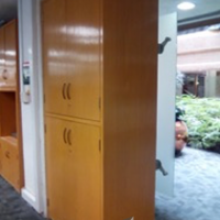 Lote 040 - Mueble de madera tipo archivero de 1 módulos con puertas