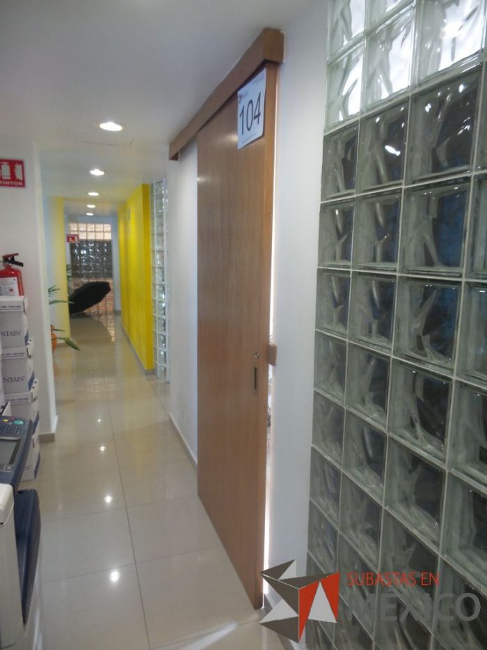 Lote 046 - Cancel con puerta de madera, repisas y puerta de madera - Imagen 11