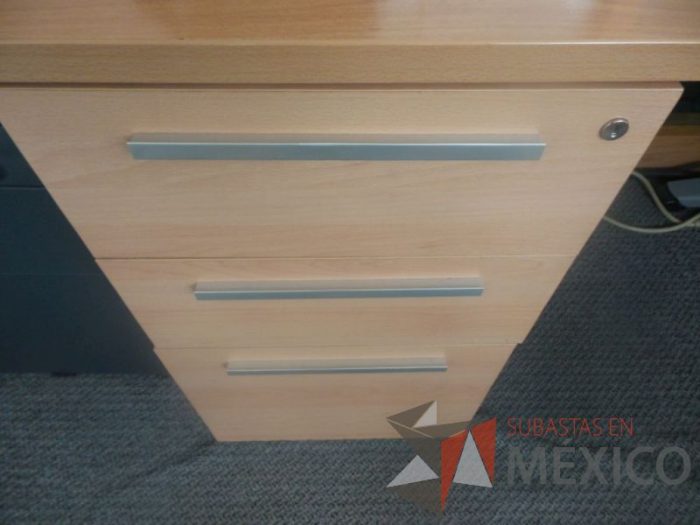 Lote 035 - 3 Escritorios en forma de L de madera con base tubular - Imagen 6