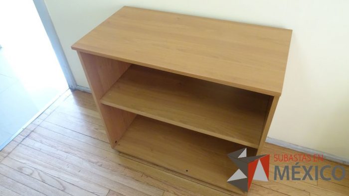 Lote 033 - Escritorio de madera en L con archivero y mueble de madera