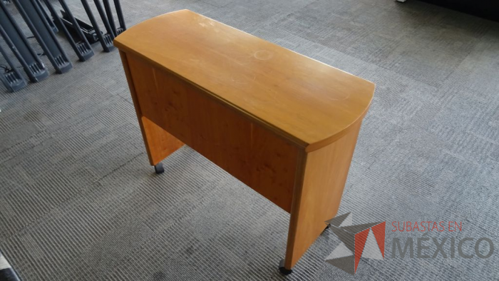 Lote 023 - Mesa de madera con ruedas - Imagen 6