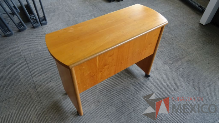 Lote 023 - Mesa de madera con ruedas