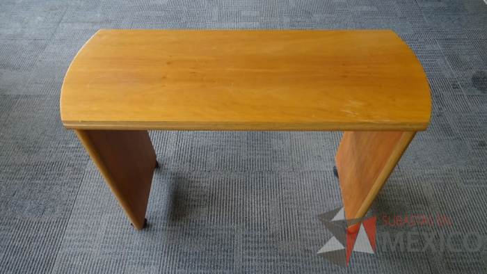Lote 023 - Mesa de madera con ruedas - Imagen 3