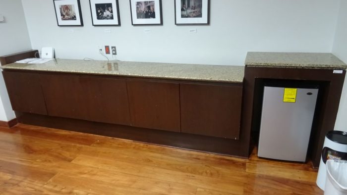 Lote 023 - Mueble de madera, empotrado, tipo barra con cubierta de mármol, 5 puertas y un espacio para frigobar - Imagen 3