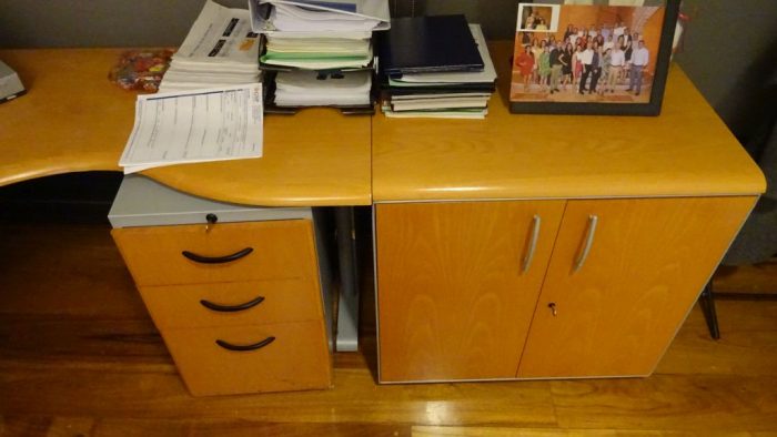 Lote 026 - Escritorio en forma de U y 2 gabinetes de madera con dos puertas - Imagen 3