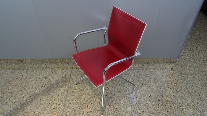 Lote 042 - 4 Sillas de visita fijas con respaldo y asiento tipo piel en color rojo - Imagen 8