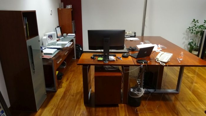 Lote 074 - Escritorio de dirección en L con cubierta de madera archivero, credenza y dos gabinetes verticales - Imagen 3