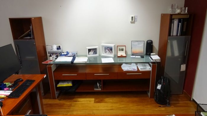 Lote 074 - Escritorio de dirección en L con cubierta de madera archivero, credenza y dos gabinetes verticales - Imagen 9