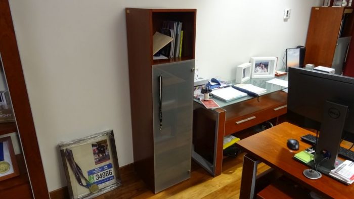 Lote 074 - Escritorio de dirección en L con cubierta de madera archivero, credenza y dos gabinetes verticales - Imagen 10