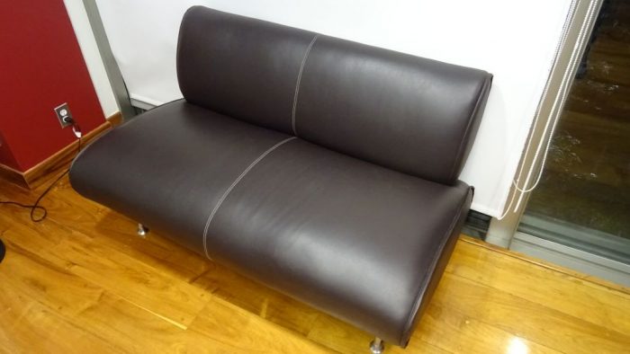 Lote 043 - Sillón tipo piel en color negro para dos personas - Imagen 4