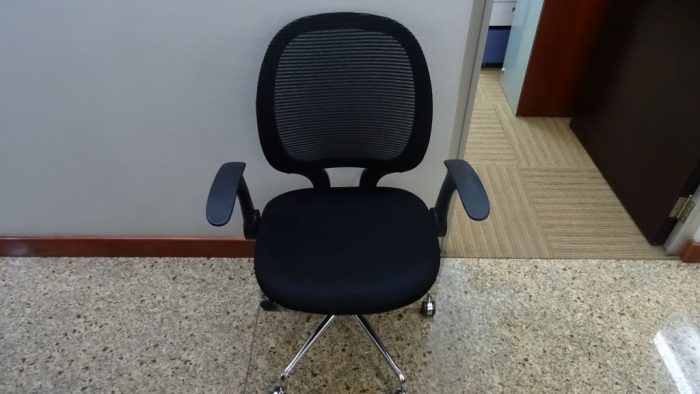 Lote 102 - Silla ejecutiva con respaldo de maya, asiento de tela, descansabrazos y ruedas