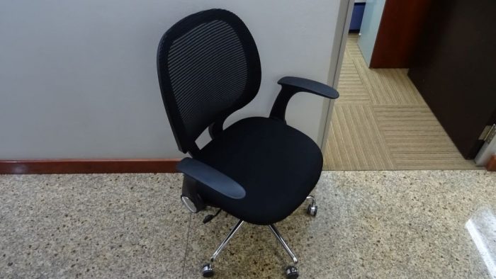 Lote 102 - Silla ejecutiva con respaldo de maya, asiento de tela, descansabrazos y ruedas - Imagen 3