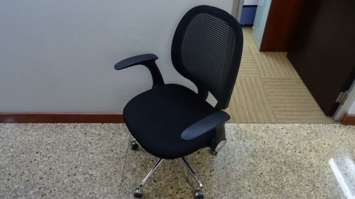 Lote 102 - Silla ejecutiva con respaldo de maya, asiento de tela, descansabrazos y ruedas - Imagen 4
