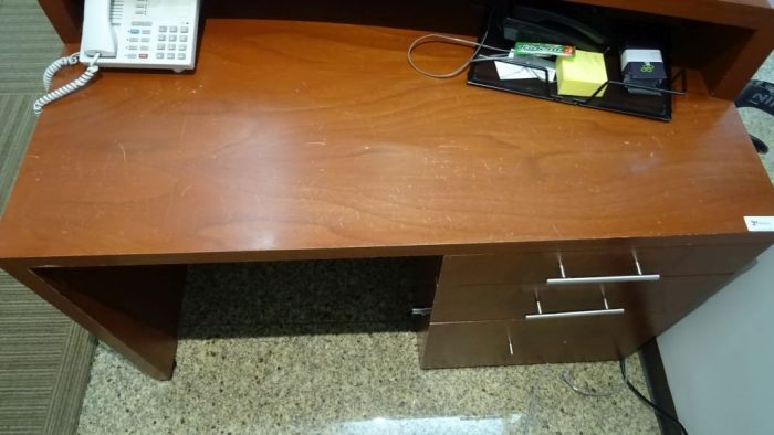 Lote 032 - 2 Recepciones de oficina en madera con cubierta de vidrio, un archivero de 3 cajones - Imagen 2