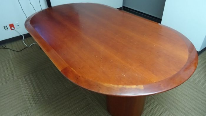 Lote 081 - Mesa para 6 personas en madera para sala de juntas
