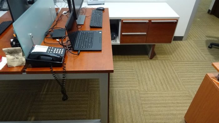 Lote 082 - Estación de trabajo para dos personas, cada lugar cuenta con credenza con tres cajones - Imagen 5
