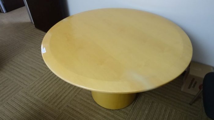 Lote 093 - Mesa de trabajo redonda con cubierta de madera