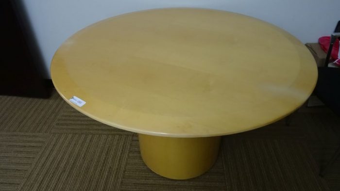 Lote 093 - Mesa de trabajo redonda con cubierta de madera - Imagen 4