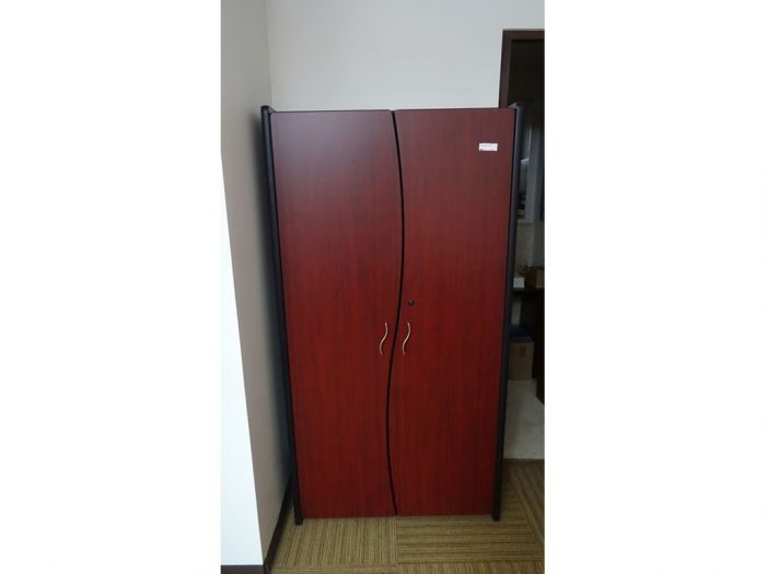 Lote 040 - Gabinete vertical de madera con dos puertas