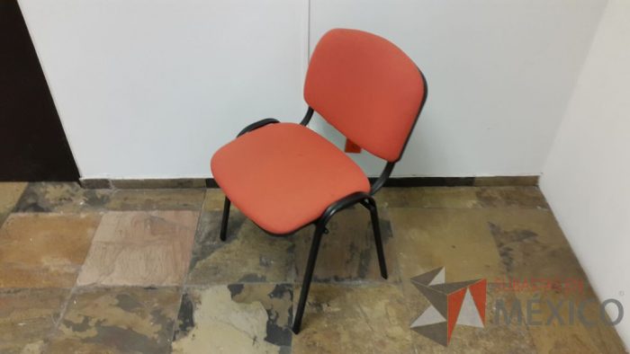 Lote 005 - 6 Sillas de visita fija en color naranja con respaldo y asiento de tela sin descansabrazos - Imagen 4