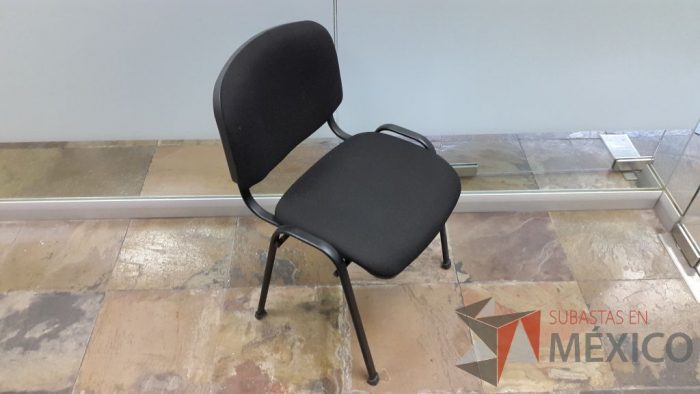 Lote 008 - 11 Sillas de visita fija en color negro con respaldo y asiento de tela sin descansabrazos - Imagen 3