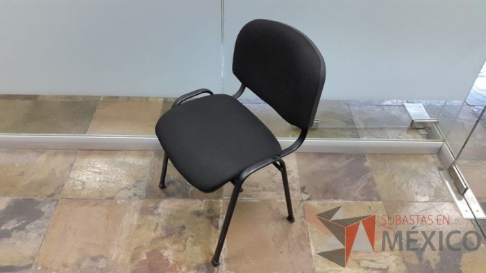 Lote 008 - 11 Sillas de visita fija en color negro con respaldo y asiento de tela sin descansabrazos - Imagen 4