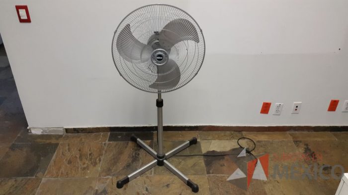 Lote 012 - 3 Ventiladores de pie metálicos con 3 velocidades modelo VC 238