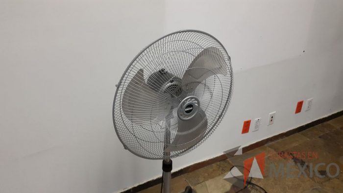 Lote 012 - 3 Ventiladores de pie metálicos con 3 velocidades modelo VC 238 - Imagen 3