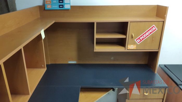 Lote 045 - 5 Estaciones de trabajo en escuadra de madera para una persona con librero y archivero de dos cajones - Imagen 5