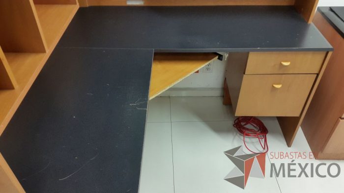 Lote 045 - 5 Estaciones de trabajo en escuadra de madera para una persona con librero y archivero de dos cajones - Imagen 6