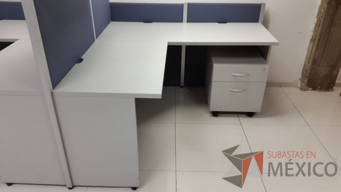 Lote 051 - 3 Estaciones de trabajo en escuadra para 2 personas con mamparas en color azul y dos archiveros de dos cajones - Imagen 6