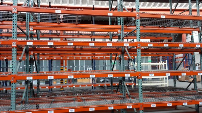 LOTE 071 - Sistema de Racks gris con naranja, 22 Postes con 68 Travesaños - Imagen 2
