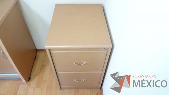 Lote 001 - Oficina ejecutiva, escritorio , gabinete con caja fuerte, credenza con gaveta - Imagen 2