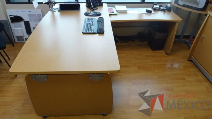 Lote 001 - Oficina ejecutiva, escritorio , gabinete con caja fuerte, credenza con gaveta