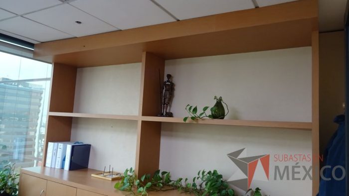 Lote 002 - Oficina ejecutiva, escritorio, credenza y librero empotrado - Imagen 4