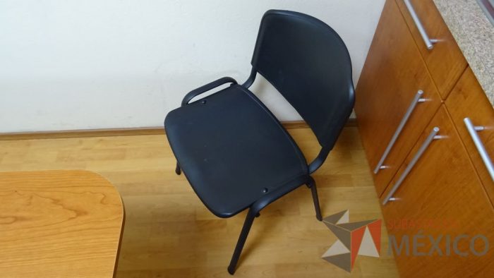 Lote 019 - 11 Sillas fijas de visita con asiento y respaldo de tela color negro - Imagen 4