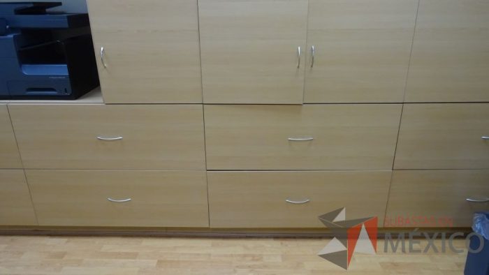 Lote 008 - Estante de madera empotrado para oficina con 13 puertas y 8 cajones - Imagen 2