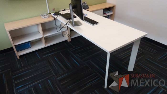 Lote 015 - Oficina de dirección, escritorio con cubierta blanca soportado por credenza con 8 divisiones, dos puertas y un cajón, mesa de trabajo con cubierta circular de color blanco