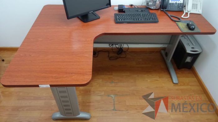 Lote 018 - Oficina ejecutiva con escritorio, mesa redonda, 2 sillas de visita tipo piel  y archivero metálico