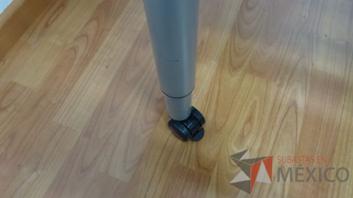 Lote 009 - Mesa de trabajo en dos piezas para 6 personas,5 sillas operativas de tela en color azul y silla operativa de tela - Imagen 3