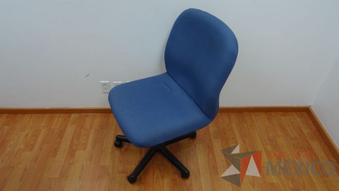 Lote 018 - 9 Sillas operativas de tela en color azul con ruedas sin descansabrazos - Imagen 4
