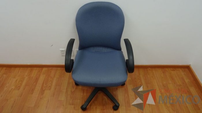 Lote 009 - Mesa de trabajo en dos piezas para 6 personas,5 sillas operativas de tela en color azul y silla operativa de tela - Imagen 11