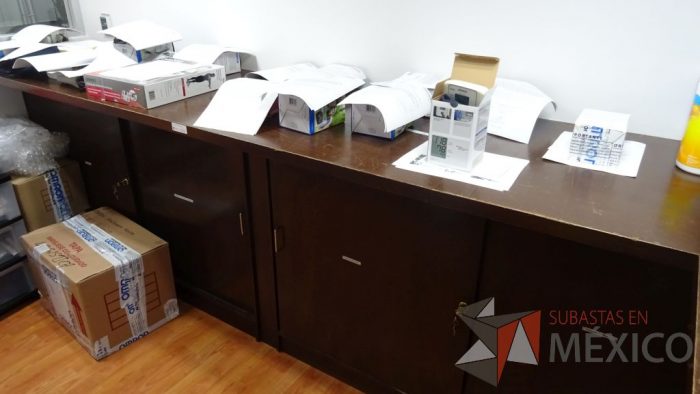 Lote 013 - Gabinete de trabajo empotrado tipo barra en forma de L de madera con 6 puertas y una repisa - Imagen 3
