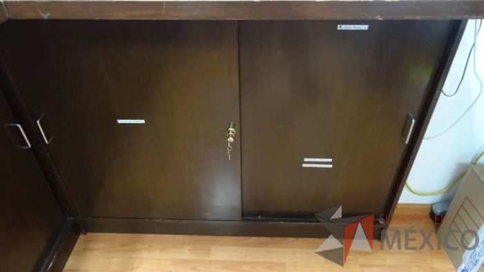 Lote 013 - Gabinete de trabajo empotrado tipo barra en forma de L de madera con 6 puertas y una repisa - Imagen 5