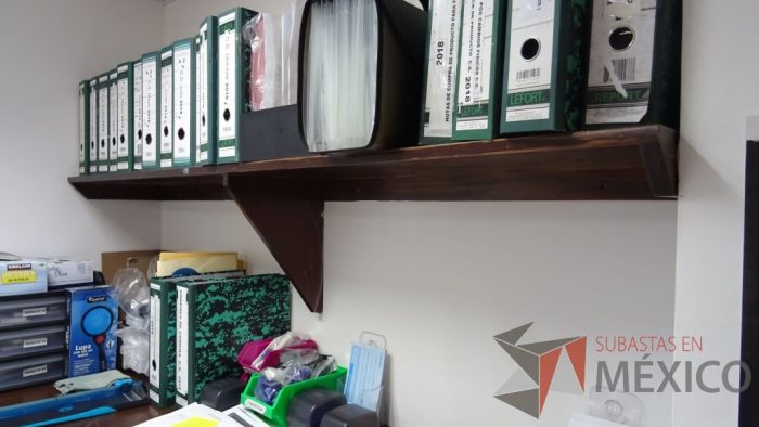 Lote 013 - Gabinete de trabajo empotrado tipo barra en forma de L de madera con 6 puertas y una repisa - Imagen 10
