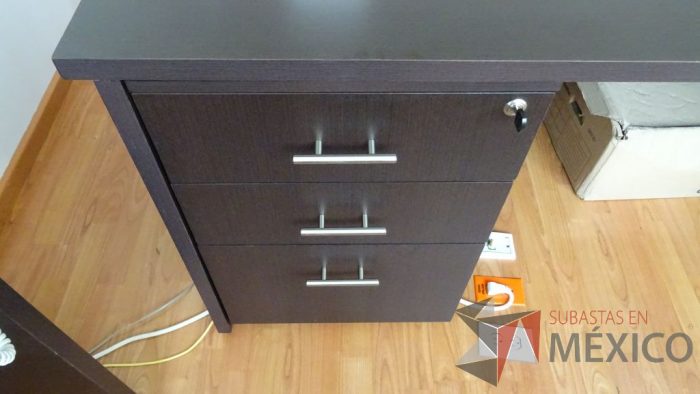 Lote 019 - Oficina de dirección, credenza de madera y 2 sillas de visita - Imagen 11