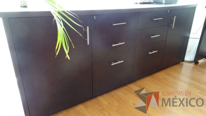 Lote 019 - Oficina de dirección, credenza de madera y 2 sillas de visita - Imagen 6